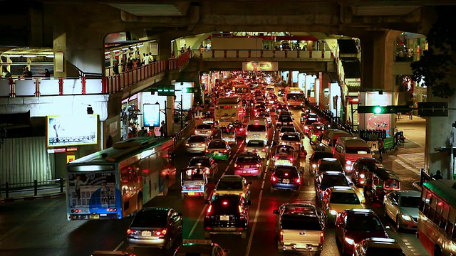 晚上繁忙的城市街道/ Phra Nakhon，泰国曼谷视频素材