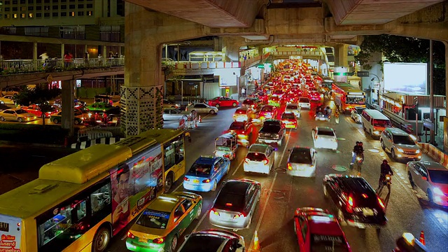 晚上繁忙的城市街道/ Phra Nakhon，泰国曼谷视频素材