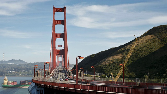 车辆在金门大桥上行驶，来往于美国加利福尼亚州旧金山市。延时视频素材