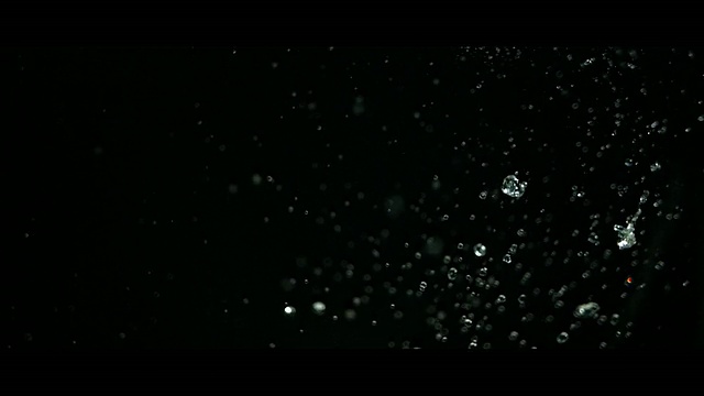 水滴落在黑色視頻素材