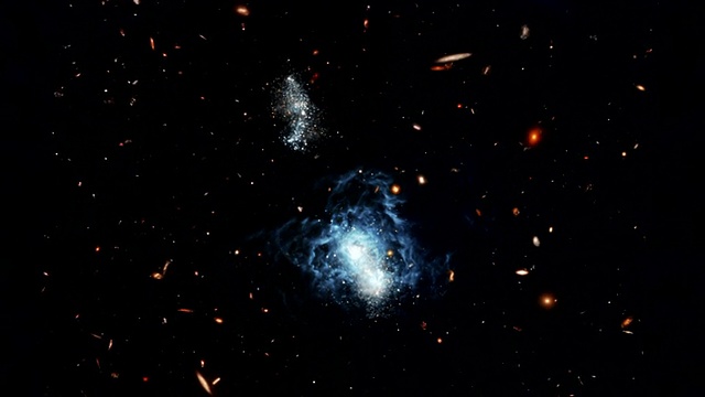 从大熊座的广角图像中放大到星系I兹威基18视频素材