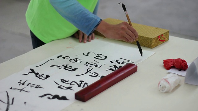 MS毛笔在宣纸上用黑墨水书写中国书法/陕西西安视频素材