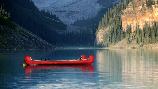 路易斯湖/班夫国家公园的MS Two canoe, Alberta, Canada视频素材