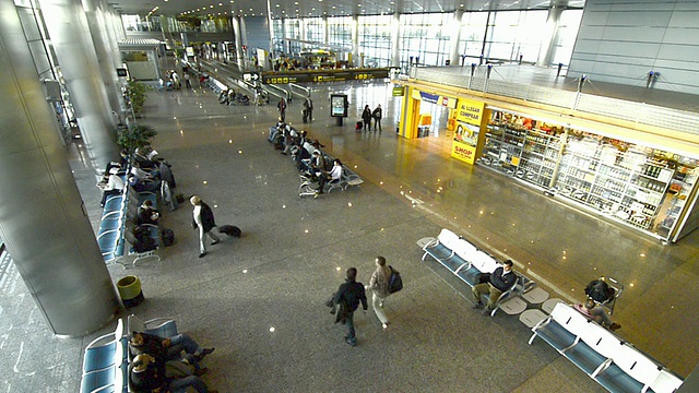 西班牙马德里巴拉哈斯机场的行人视频素材