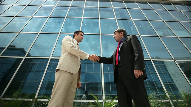 两个商人握手视频素材