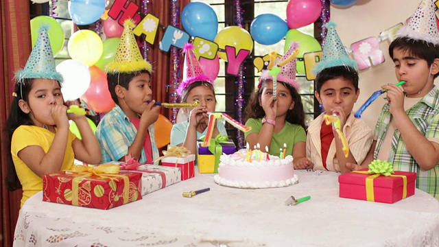 一群孩子在派对上吹喇叭庆祝生日视频下载