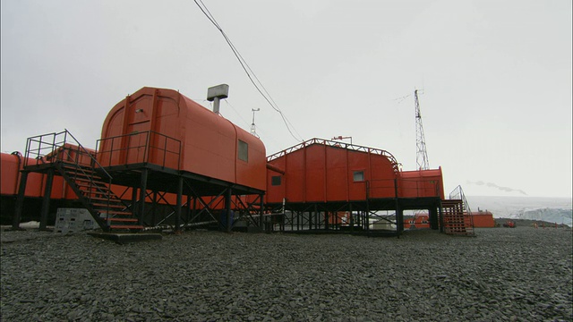 MS，位于南极洲南奥克尼群岛奥卡达斯基地的建筑视频素材