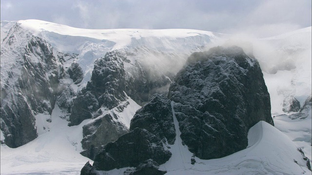 冰雪覆盖的岩石山，Cuverville岛，南极洲视频素材