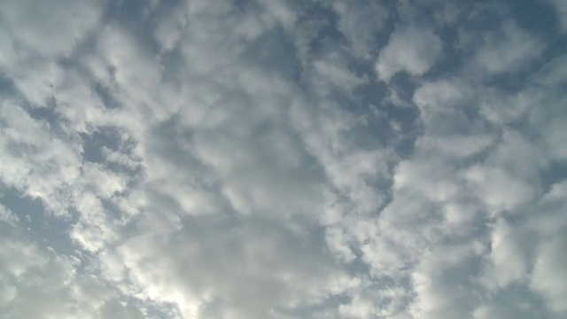 MS T/L云在天空中移动/ Kirf，莱茵兰-普法尔茨，德国视频素材