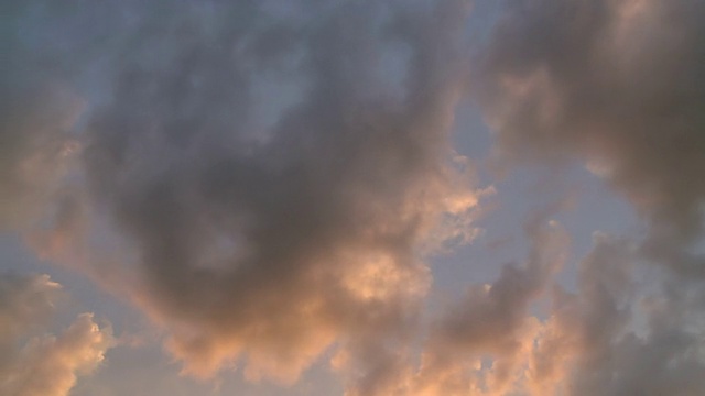MS T/L在金色天空中移动的云/ Kirf，莱茵兰-普法尔茨，德国视频素材
