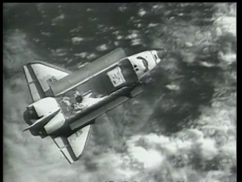MS黑与白，跟踪轨道飞行器从和平号，美国宇航局看到视频素材