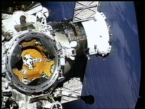 从美国宇航局航天飞机上看到的和平号空间站对接站视频素材