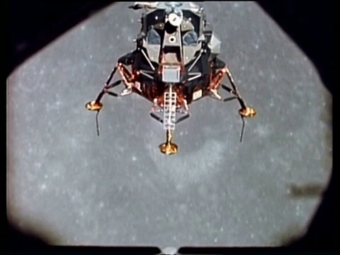 登月舱在月球轨道上视频素材