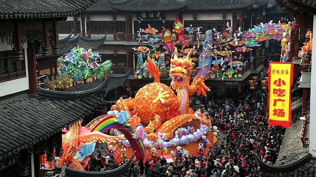 中国新年彩龙雕像，豫园，上海，中国，亚洲视频下载