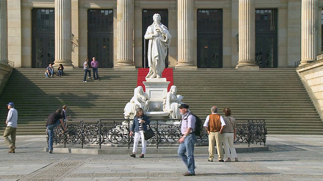 德国柏林，宪兵市场音乐厅前的弗里德里希·席勒女士纪念碑视频素材