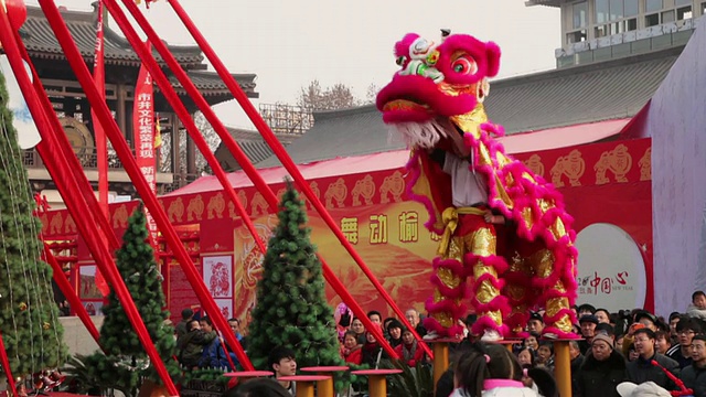 MS中国民间艺人在庙会表演舞狮庆祝中国春节视频下载