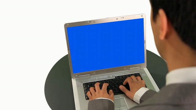 商人用彩色键盘输入笔记本电脑视频素材