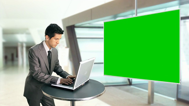 商人与笔记本电脑和彩色键屏幕视频素材