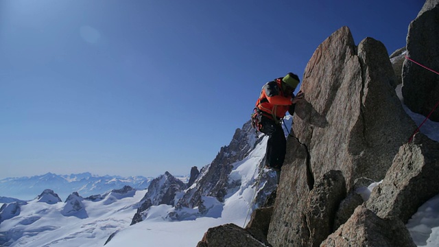 是一名正在攀登法国阿尔卑斯山脉的登山者视频素材