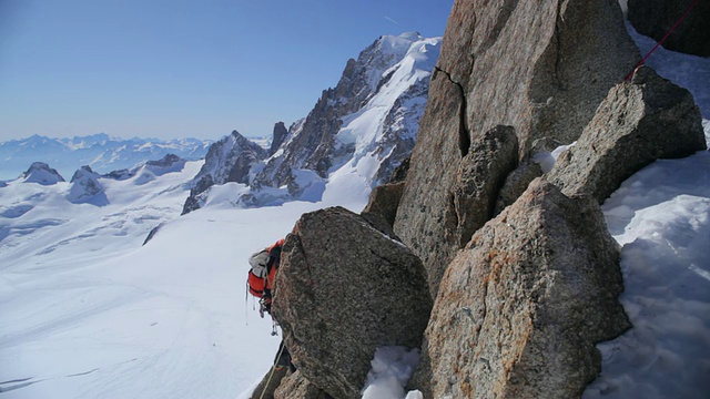 是一名正在攀登法国阿尔卑斯山脉的登山者视频素材