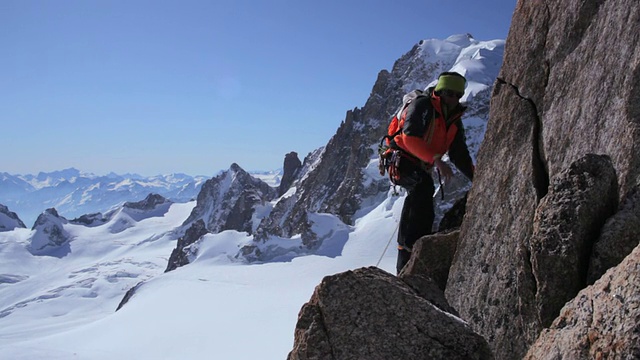 在法国阿尔卑斯山爬山的登山者视频素材