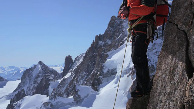 TU登山者在高山/法国阿尔卑斯山使用GPS视频下载