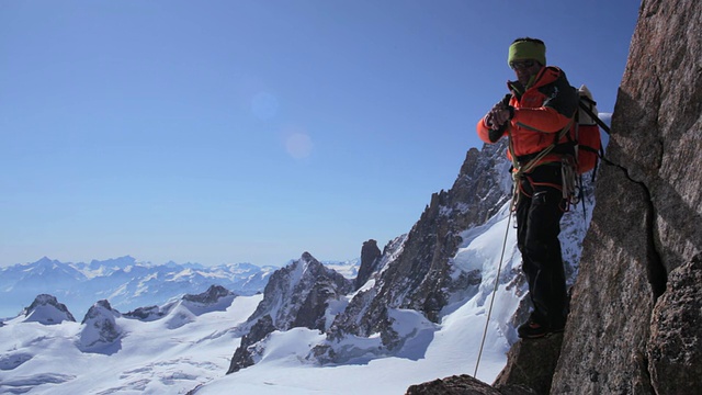 潘登山家在高山/法国阿尔卑斯山使用GPS视频素材