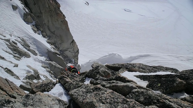 正在攀登高山/法国阿尔卑斯山的登山者视频素材