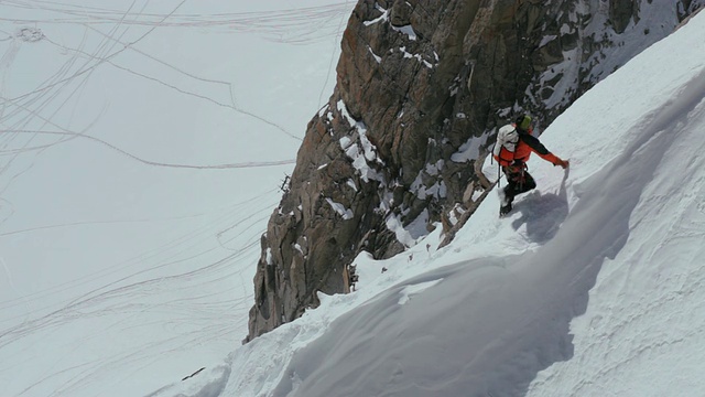 在法国阿尔卑斯山爬山的登山者视频下载