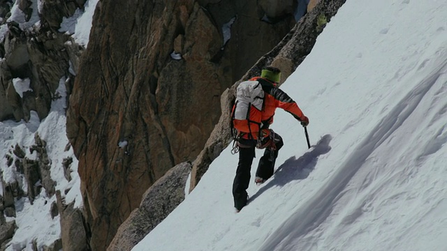 在法国阿尔卑斯山爬山的登山者视频下载