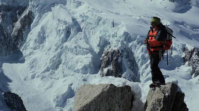 潘登山家在高山/法国阿尔卑斯山使用GPS视频下载