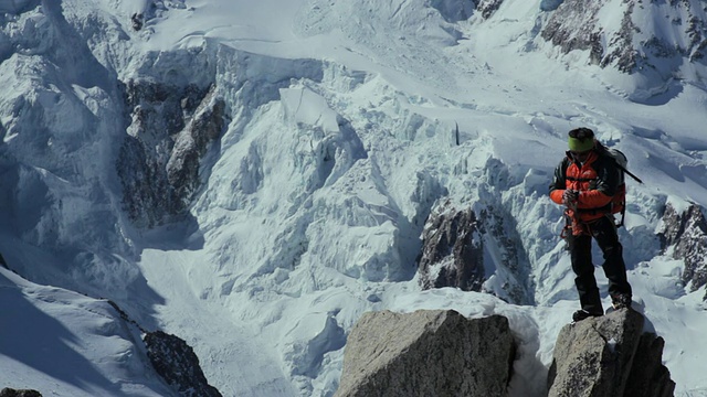 ZI登山家在高山/法国阿尔卑斯山使用GPS视频素材