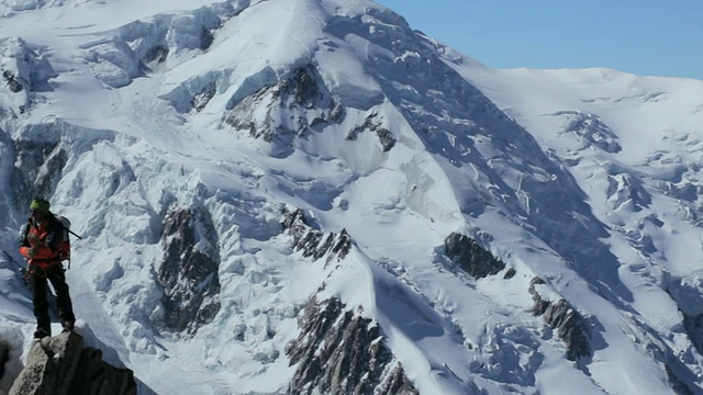 在高山/法国阿尔卑斯山休息的Pan登山者视频下载