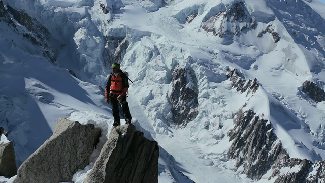 在高山/法国阿尔卑斯山休息的登山者视频下载