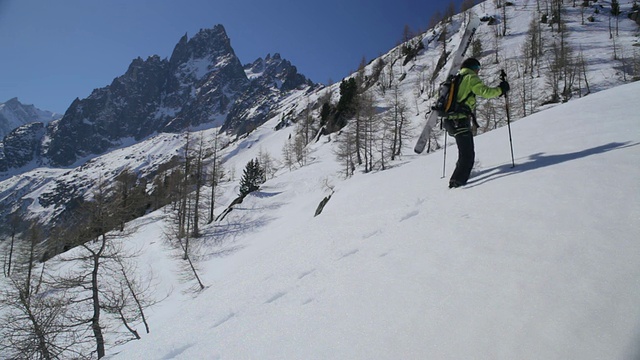 雪道滑雪者攀登新雪坡/法国阿尔卑斯山视频下载