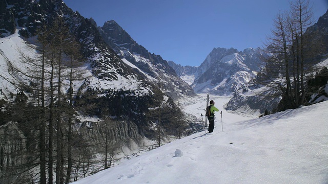 WS Off雪道滑雪者徒步通过新雪坡/法国阿尔卑斯山视频下载