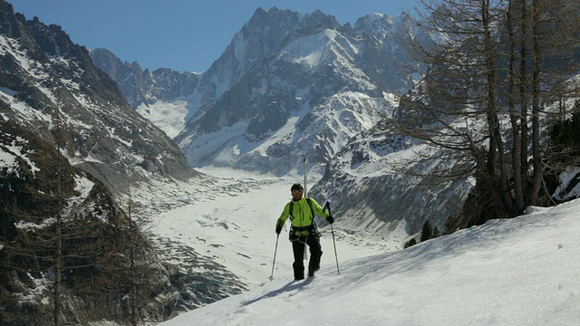 LS Off雪道滑雪者徒步通过新雪坡/法国阿尔卑斯山视频下载
