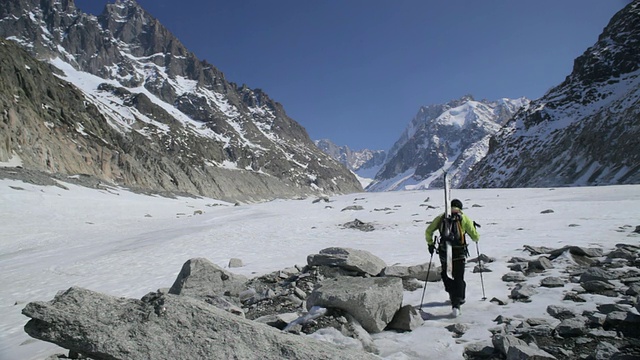 WS Off雪道滑雪者徒步在冰川/Mer de Glace/法国阿尔卑斯山视频素材
