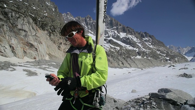 WS Off雪道滑雪者使用全球定位系统冰川/Mer de Glace/法国阿尔卑斯山视频下载