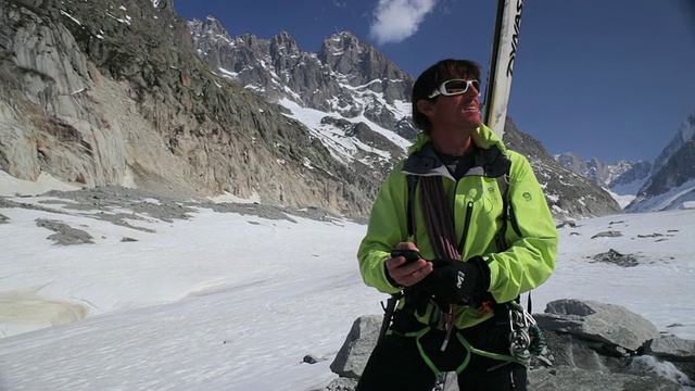 WS Off雪道滑雪者使用全球定位系统冰川/Mer de Glace/法国阿尔卑斯山视频素材