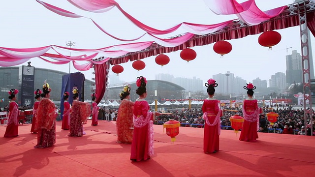 潘小姐:中国春节期间，人们穿着唐代服装展示传统仪式视频下载