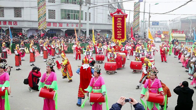 图女士村民在中国传统节日的民间庆典或狂欢节上表演锣鼓视频下载
