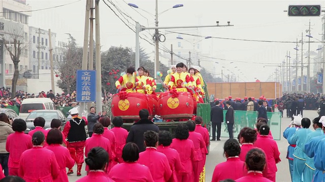 MS TD村民在中国传统节日的民间庆典或狂欢节上表演锣鼓视频下载