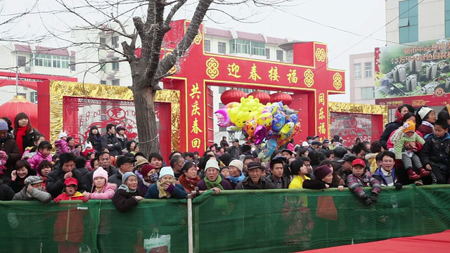 中国春节期间，中国陕西西安，一群人在观看传统节日的民间庆典或狂欢节视频素材