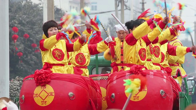 MS村民表演锣鼓在传统节日的民间庆典或狂欢节在中国春节期间视频下载