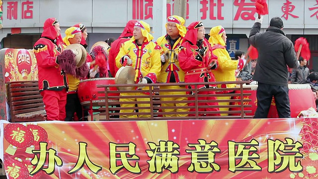 MS村民表演锣鼓在传统节日的民间庆典或狂欢节在中国春节期间视频素材