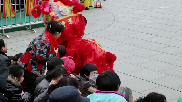 MS TS People performing lion dance during chinese spring festival AUDIO /西安，陕西，中国视频下载