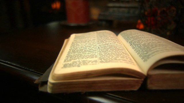 古老的圣经视频素材