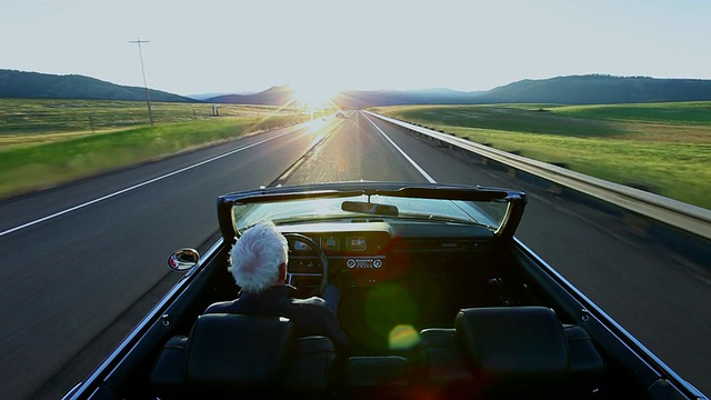 日出时分，一位老人在美国华盛顿的乡村道路上驾驶敞篷车视频素材