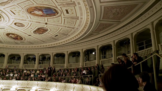 潘小姐在德累斯顿的永远歌剧礼堂与观众/德累斯顿，萨克森，德国视频下载